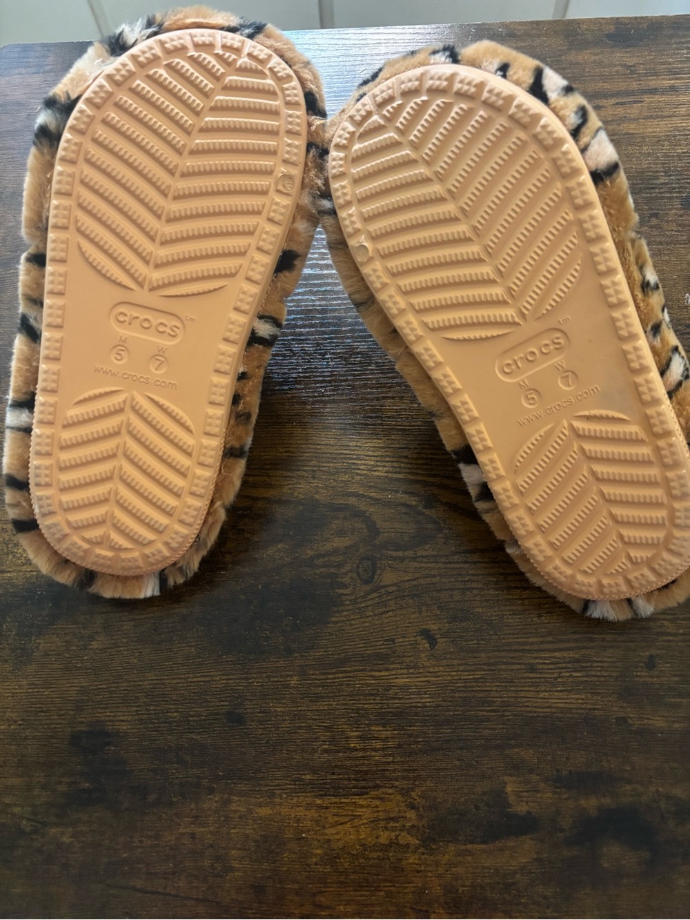 Crocs Faux Fur Leopard Print woman’s  Slide Sandals - Tan size 7 like new - Picture 4 of 4